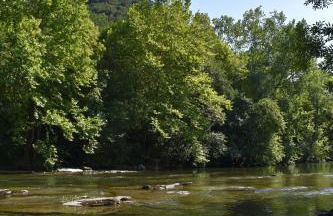 La Antigua Cuadra es un alojamiento de piedra y altos techos de madera con mucho encanto, jardín privado con barbacoa y acceso al río Asón - Foto 32