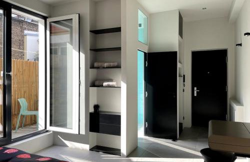 Room with a bathroom and private entrance door - Photo 8
