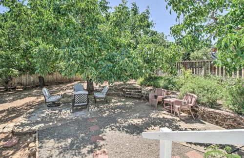 Charming Hilltop Home with Picture-Perfect View - Foto 23