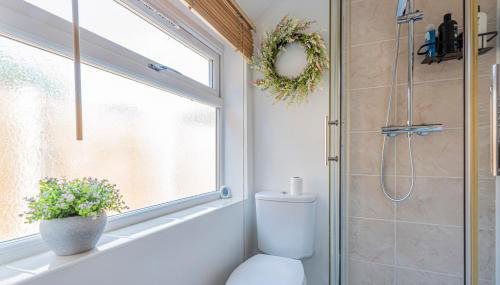 Spacious home in Newcastle Under Lyme with Parking - Foto 4