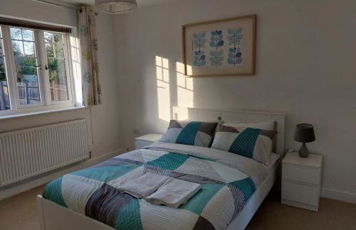 Spacious 4 Bed house with parking and garden at Reading - Photo 14