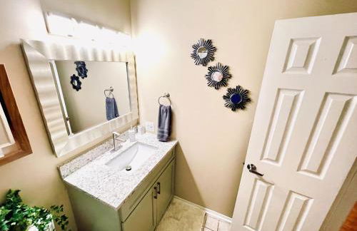 Relaxing Backyard with Fire Pit and Near Parks - Foto 27