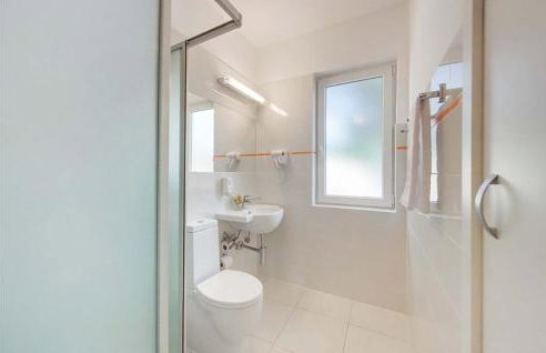 1 Bedroom Stunning Apartment In Umag - Photo 12