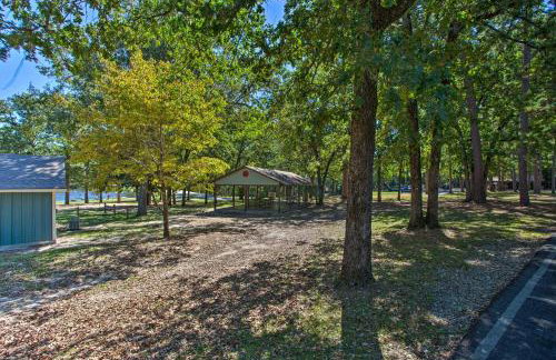 Holly Lake Retreat w/ 2 Community Pools & Yard - Foto 28