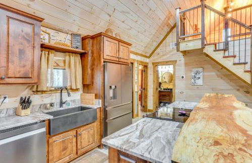 Peaceful Hikers Hideaway with Deck on 1 Acre! - Foto 8