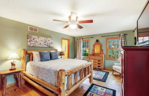 Secluded cabin on 10 acres - hot tub & game room! - Foto 26