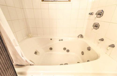 Quiet Trego Resort Home with Lake, Pavilion and Trails - Foto 21