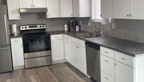 Ray's Place - Photo 2, stove, dishwasher, pet friendly