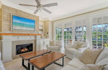 Blue Lagoon Hideaway 3BR Coastal Chic Retreat - Foto 3