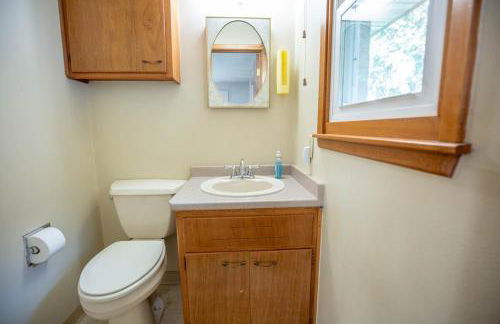 Work & Relax, 3BR Home with Office, Close to Downtown & Prairie Trail, Parking - Foto 13