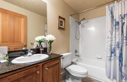 KBM Resorts Crestview Condos Spacious condo near Olympic Park with gas fireplace year-round pool hot tub city wide shuttle access. CVC-308B - Foto 32
