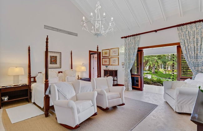 Magnificent Eight Bedroom Holiday Home - Photo 22