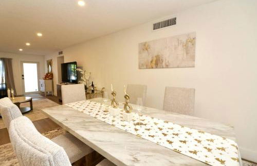 Luxury Oasis Getaway w/pool 15 mins from beach - Foto 49