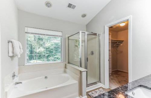 Country Haven - Hot Tub & Pool! Game Room, King Beds, Mins 2 dwtn - Foto 28