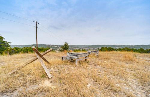 Group Getaway! Hill Country Basecamp with Trails - Foto 26