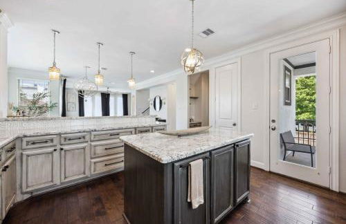 Resort vibe with Pool and Hot tub Downtown skyline views - Photo 29