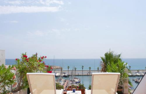 Stunning sea views over marina with swimming pool - Photo 2