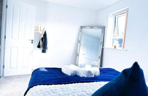 City Centre 3 Bedroom House Sleep upto 9 Guests with Garden and Parking - Foto 36