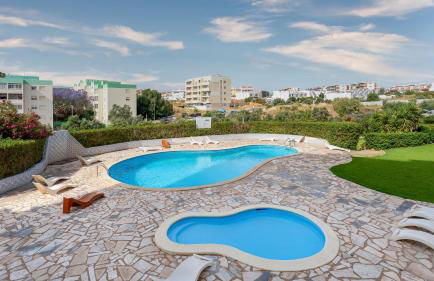 Comfy 3 BDR Flat With Pool & Balcony by LovelyStay - Photo 4