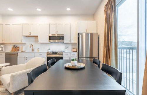 Here You Come Again by Stay Local Nashville - Foto 9