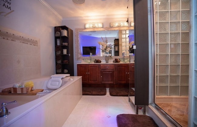 Gorgeous Urban Oasis W/hot Tub, Heated Pool And Private Movie Theater 3 Bedroom Home by RedAwning - Foto 28