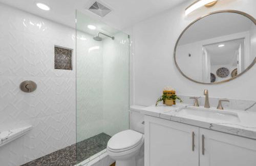 Oceanfront Modern Coastal Remodel - Serene Sunsets & Relaxation on Large Lanai - Foto 23