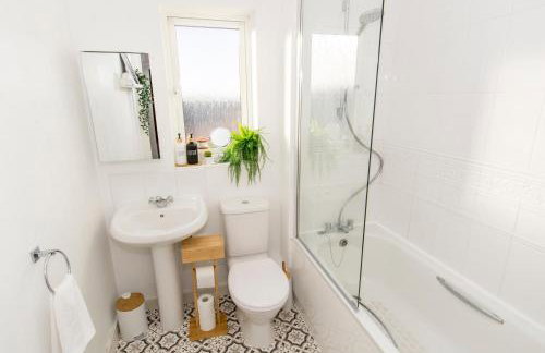 Workers Families Pet Friendly 7Bed 2Bath and WC Free Parking Garden 14PPL - Photo 32