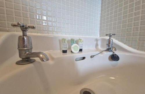 NEWLY Refurbed - Large Studio Apt With Private Parking - Foto 12