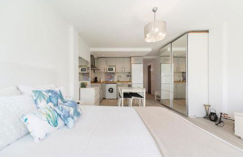 Moderno estudio y piscina a 50 metros de la playa - Photo 3