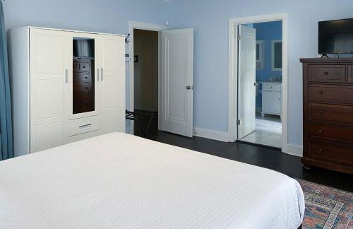 Charming home with pool, enclosed yard, patio & great Woodlawn Lake location - Foto 30