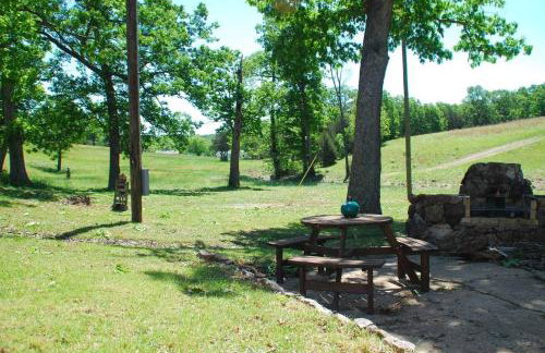 Cozy Cabin Retreat - Sleeps 8 - 1 Hr from STL - Foto 16