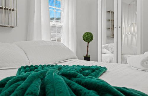 Modern Apartment with Parking & Prime Location - Foto 30