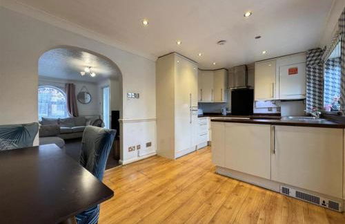 Olive, 3Bedrooms,1 extra Rm, Sleeps 9 with Garden, Free Parking in Grays, Lakeside, London - Foto 23
