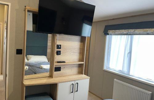 Chichester Lakeside Holiday Park Lakefront Lodge - Foto 25