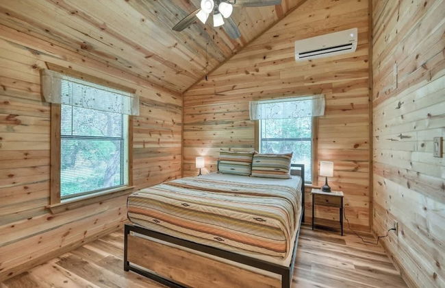 Cozy Cabin Firepit and Grill & 10 Mins to Main St - Foto 3