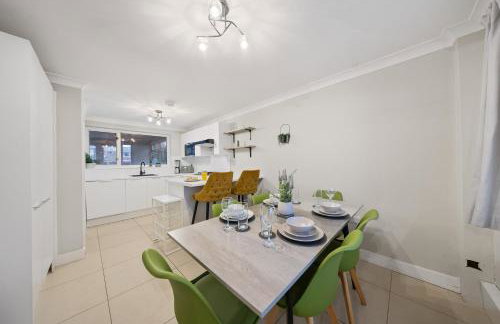 Long-short-stay Medway home with parking, WiFi &pool table - Foto 18