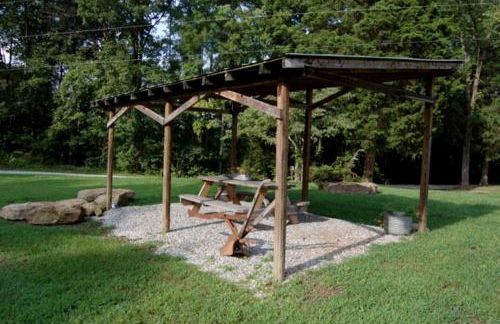 Lovely Log Cabin in the Woods with Hot Tub near the Red River Gorge in Kentucky - Foto 6