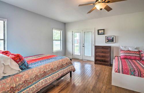 Gingerland Ranch in Del Valle Game Room and Porch - Foto 13