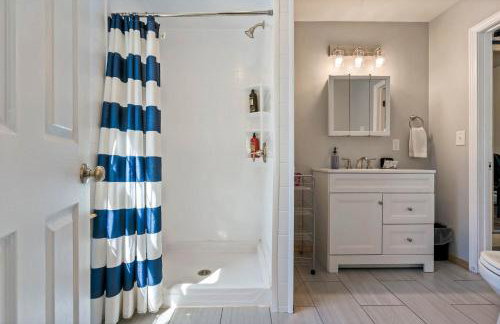 Lakefront Home with Private Beach Access & Hot Tub - Foto 70