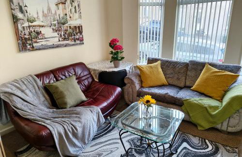 4 bed rooms 5 double beds holidays house near train station - Foto 7