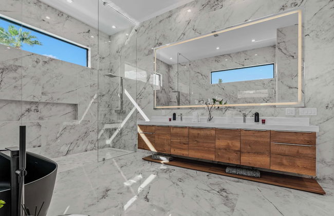 Fine Luxe Retreat w/ Pool & Hot Tub Bravo Villa #15 by Avantstay - Photo 34