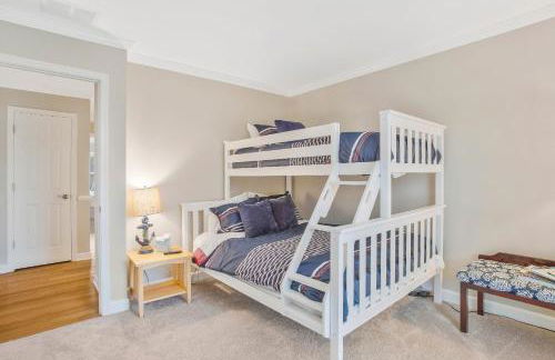 Gorgeous Creek Side Ranch-Style Estate With Dock - Foto 28