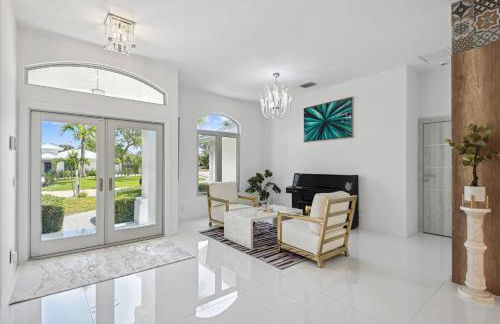 Luxury Modern Waterfront House in BEST Location! King Bed Suite & Close to Beach - Photo 7