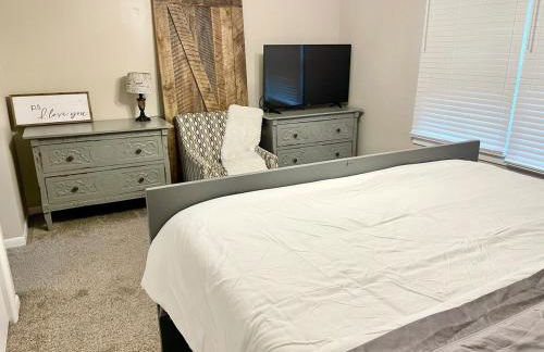 Rustic Chic in Charming Center Grove w Fenced Yard - Foto 16