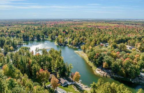 Lakefront Luxury with Private Beach, Sleeps 14 - Foto 14