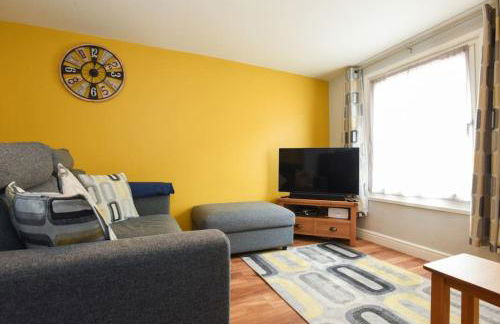 Air Maison - Family Home with Off-Road Parking - Photo 1