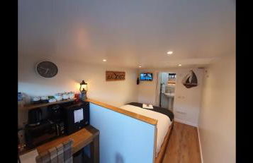 Annex in Chippenham with Parking and WIFI - Photo 2