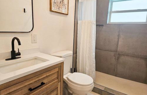 Modern 3BR Home Near Holycross Hospital - Foto 8