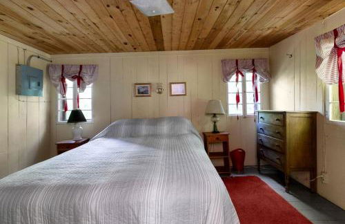 Romantic Couples' Cabin Retreat with Fireplace near White Mountain Forest - Foto 7