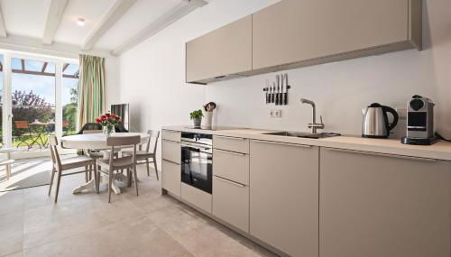 GUT KLETKAMP "Mühlenhof 2" - Ruhige Ferienwohnung mit 2 Schlafzimmern I Terrasse mit See- & Naturblick I Gemeinschaftsgarten I 15 Min zur Ostsee I Küche I Parkplatz I Waschmaschine I WLAN - Foto 4, stove, dishwasher